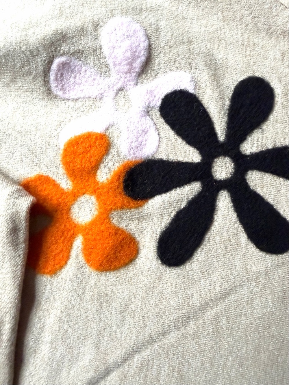 Aarda Cream Long Sleeve with Floral Appliqués. Fits on medium and large sizes - Picture 2 of 3